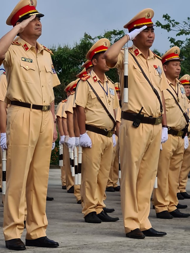 Những hình ảnh ngày đầu của CSGT ra quân xử phạt tất cả các lỗi vi phạm - Ảnh 4. Những hình ảnh ngày đầu của CSGT ra quân xử phạt tất cả các lỗi vi phạm - Ảnh 4.