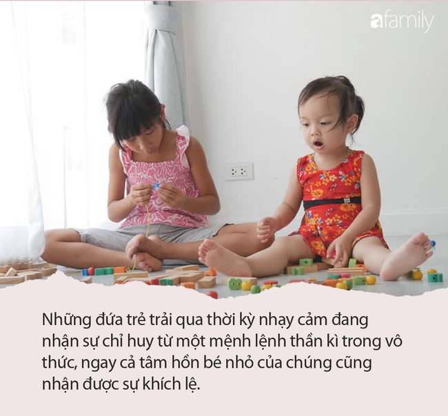 Hai chị em ngồi ngâm chân mát xa, mẹ lướt qua mỉm cười hạnh phúc, nhưng khi nhìn xuống thứ trong chậu thì xót xa không nói nên lời - Ảnh 5.