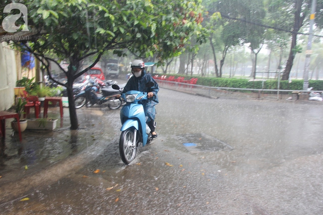 Sau cơn mưa lớn lúc sáng sớm, người Sài Gòn lại “méo mặt” vì trời nắng nóng gay gắt - Ảnh 3.