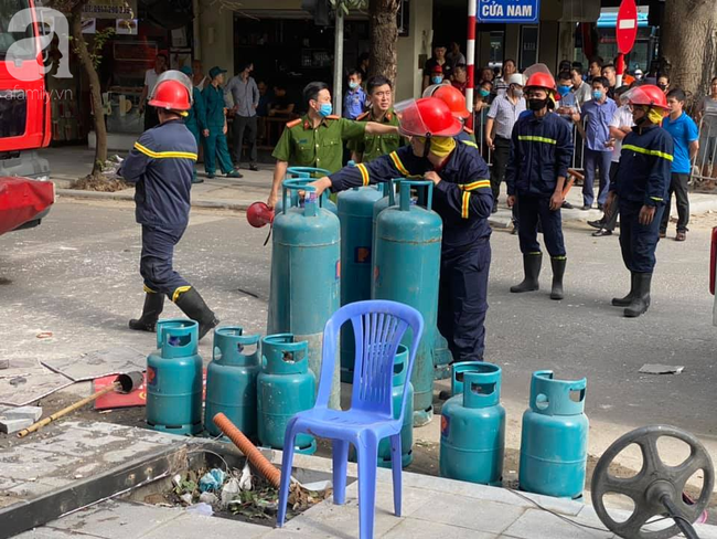 Hà Nội: Bảo vệ kể lại giây phút sức ép vụ nổ quán gà rán đẩy ngã được người dân kéo ra ngoài - Ảnh 9.