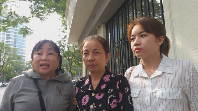 Mẹ của Hồ Duy Hải cùng các người thân ngóng đợi phiên tòa kết thúc