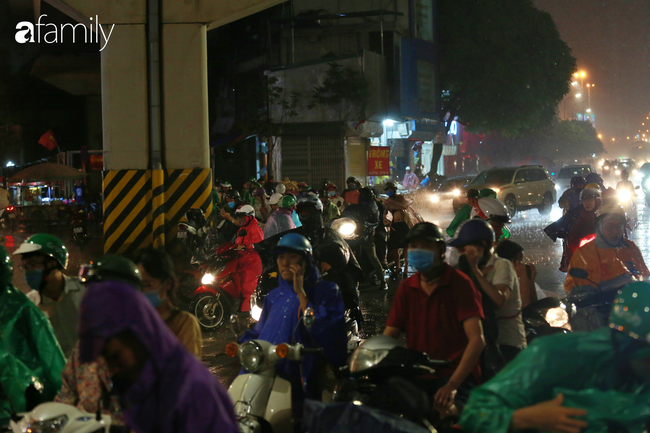 Cơn mưa vàng ghé thăm đường phố Hà Nội làm dịu đi những ngày oi ả kéo dài  - Ảnh 1.