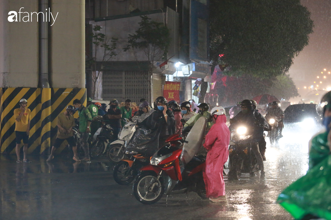 Cơn mưa vàng ghé thăm đường phố Hà Nội làm dịu đi những ngày oi ả kéo dài  - Ảnh 2.