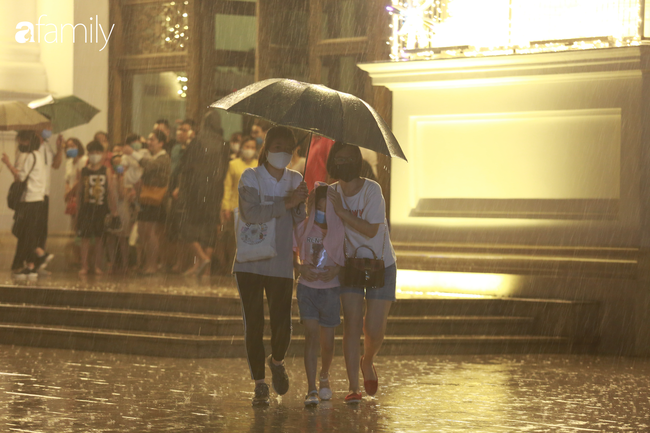 &quot;Cơn mưa vàng&quot; ghé thăm đường phố Hà Nội làm dịu đi những ngày oi ả kéo dài  - Ảnh 8.