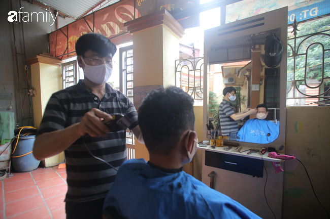 Chuyện kể về người đàn ông cắt tóc miễn phí cho người dân trong những ngày thôn Hạ Lôi cách ly: 