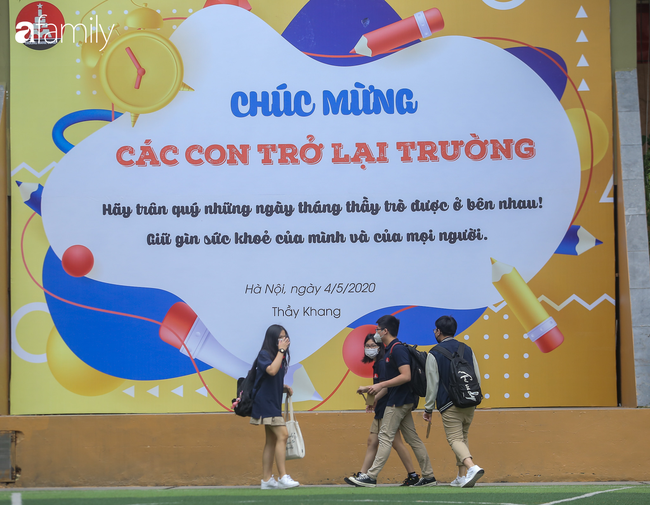 Ngày đầu quay trở lại trường lớp sau thời gian dài nghỉ phòng chống dịch: Học sinh hân hoan trong bộ đồng phục, nhà trường chu đáo công tác đảm bảo an toàn sức khoẻ - Ảnh 3.