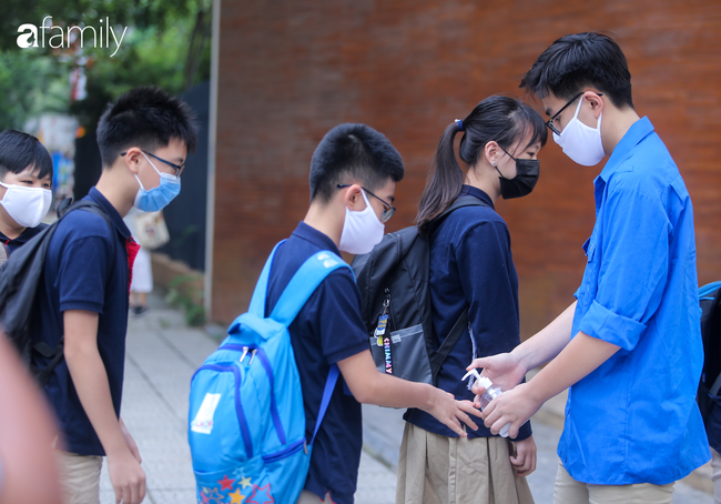 Ngày đầu quay trở lại trường lớp sau thời gian dài nghỉ phòng chống dịch: Học sinh hân hoan trong bộ đồng phục, nhà trường chu đáo công tác đảm bảo an toàn sức khoẻ - Ảnh 4.