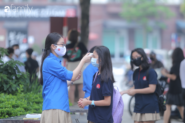 Ngày đầu quay trở lại trường lớp sau thời gian dài nghỉ phòng chống dịch: Học sinh hân hoan trong bộ đồng phục, nhà trường chu đáo công tác đảm bảo an toàn sức khoẻ - Ảnh 11.