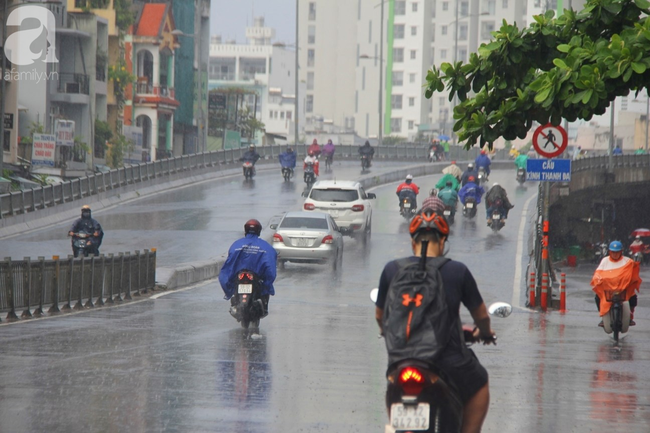 Sau cơn mưa lớn lúc sáng sớm, người Sài Gòn lại “méo mặt” vì trời nắng nóng gay gắt - Ảnh 5.