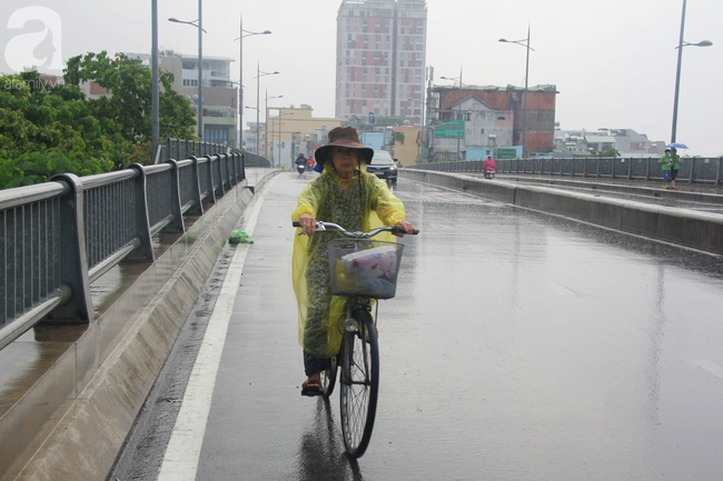 Sau cơn mưa lớn lúc sáng sớm, người Sài Gòn lại “méo mặt” vì trời nắng nóng gay gắt - Ảnh 6.