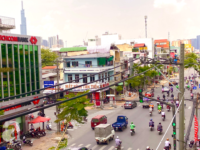 Sau cơn mưa lớn lúc sáng sớm, người Sài Gòn lại “méo mặt” vì trời nắng nóng gay gắt - Ảnh 7.