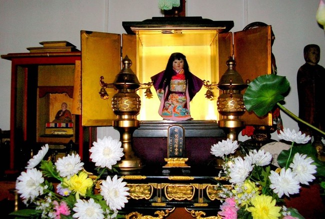 Bí ẩn con búp bê mọc tóc có liên quan đến cái chết của bé gái 3 tuổi đến nay vẫn chưa có lời giải đáp - Ảnh 2. Bí ẩn con búp bê mọc tóc có liên quan đến cái chết của bé gái 3 tuổi đến nay vẫn chưa có lời giải đáp - Ảnh 2.