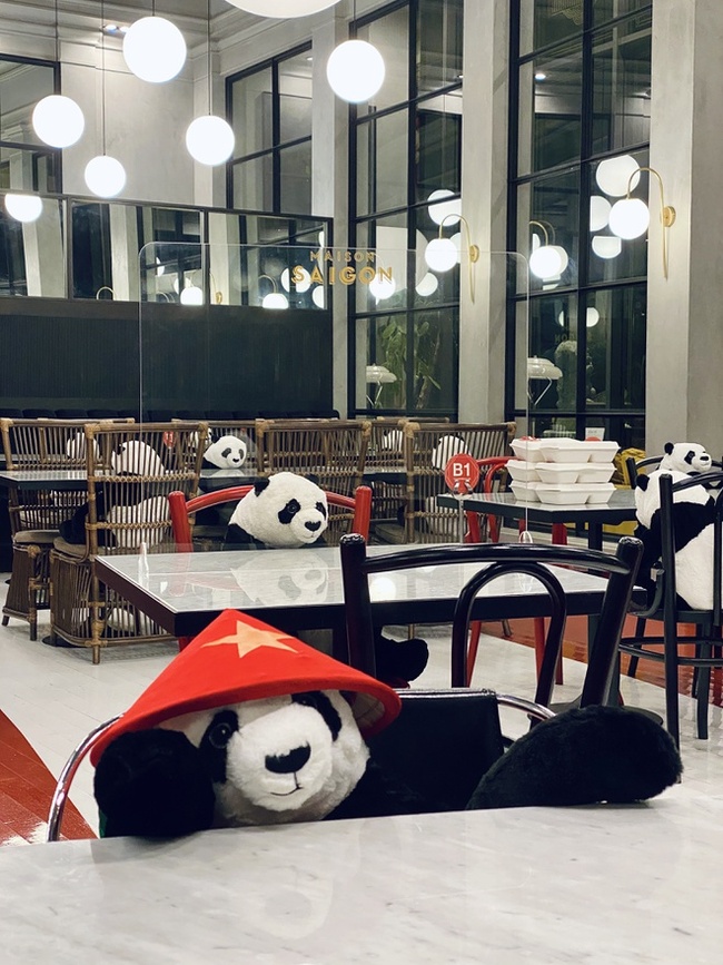 Thú vị nhà hàng ở Thái Lan xếp gấu bông đội nón lá, khủng long ngồi ăn cùng khách cho bớt cô đơn khi phải giãn cách xã hội - Ảnh 3.