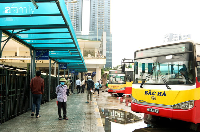 Ngày đầu sau quyết định nới lỏng cách ly: Taxi nâng cao cảnh giác với công việc &quot;làm dâu trăm họ&quot;, xe ôm công nghệ lo lắng vắng khách &quot;cả ngày chỉ chạy được 35.000 đồng&quot; - Ảnh 5.