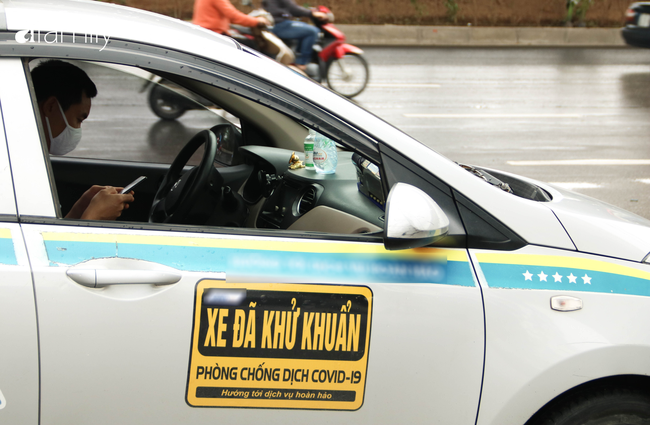 Ngày đầu sau quyết định nới lỏng cách ly: Taxi nâng cao cảnh giác với công việc 