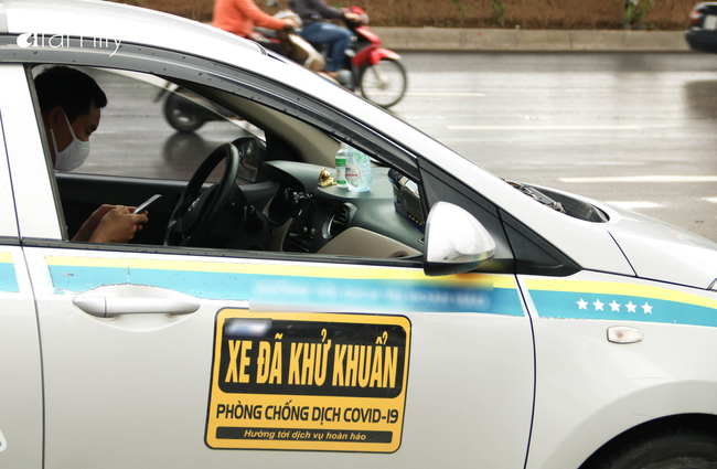 Ngày đầu sau quyết định nới lỏng cách ly: Taxi nâng cao cảnh giác với công việc &quot;làm dâu trăm họ&quot;, xe ôm công nghệ lo lắng vắng khách &quot;cả ngày chỉ chạy được 35.000 đồng&quot; - Ảnh 7.