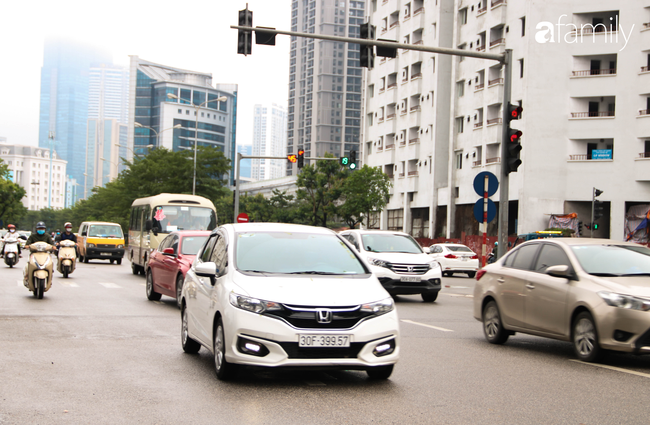 Ngày đầu sau quyết định nới lỏng cách ly: Taxi nâng cao cảnh giác với công việc &quot;làm dâu trăm họ&quot;, xe ôm công nghệ lo lắng vắng khách &quot;cả ngày chỉ chạy được 35.000 đồng&quot; - Ảnh 13.