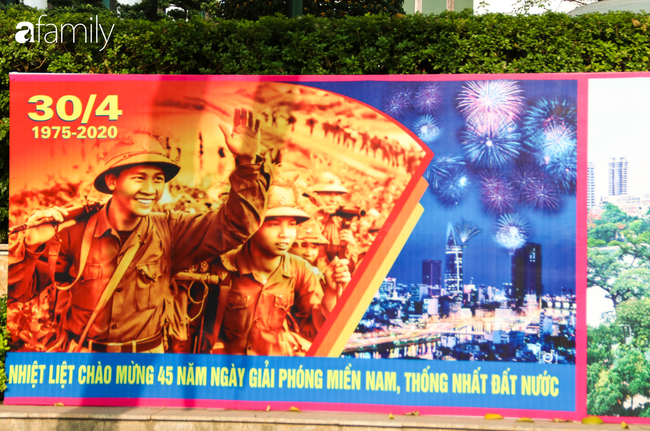 Nới lỏng cách ly xã hội ngay trước dịp nghỉ lễ, đường phố Hà Nội lại rợp trời cờ đỏ sao vàng, không khí vui tươi tràn về sau những ngày thưa thớt bóng người - Ảnh 17.