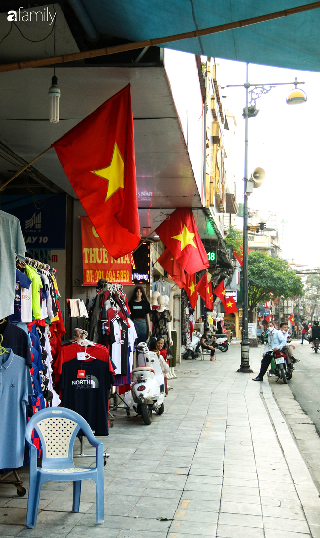 Nới lỏng cách ly xã hội ngay trước dịp nghỉ lễ, đường phố Hà Nội lại rợp trời cờ đỏ sao vàng, không khí vui tươi tràn về sau những ngày thưa thớt bóng người - Ảnh 19.