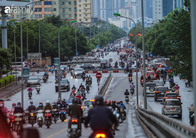 Hà Nội trong ngày đầu tiên sau quyết định nới lỏng cách ly xã hội: Quán xá rục rịch mở cửa từ sáng sớm, người bán kẻ mua háo hức, &quot;chỉ thèm 1 bát phở bò ngồi ăn tại chỗ&quot; - Ảnh 1.