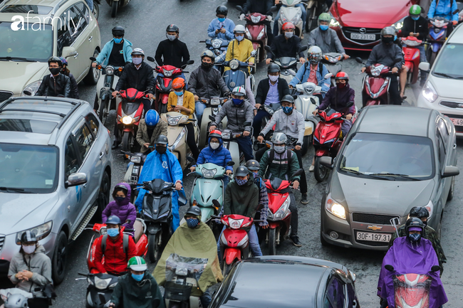 Hà Nội trong ngày đầu tiên sau quyết định nới lỏng cách ly xã hội: Quán xá rục rịch mở cửa từ sáng sớm, người bán kẻ mua háo hức, &quot;chỉ thèm 1 bát phở bò ngồi ăn tại chỗ&quot; - Ảnh 2.