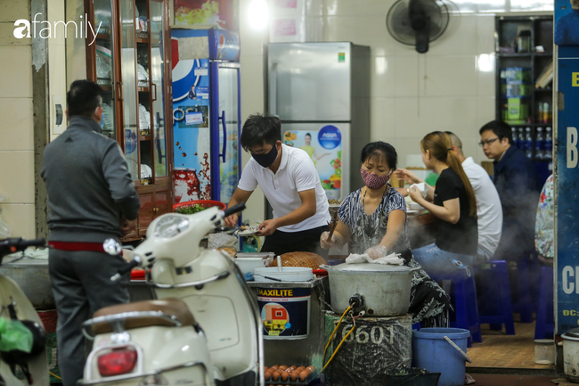 Hà Nội trong ngày đầu tiên sau quyết định nới lỏng cách ly xã hội: Quán xá rục rịch mở cửa từ sáng sớm, người bán kẻ mua háo hức, 