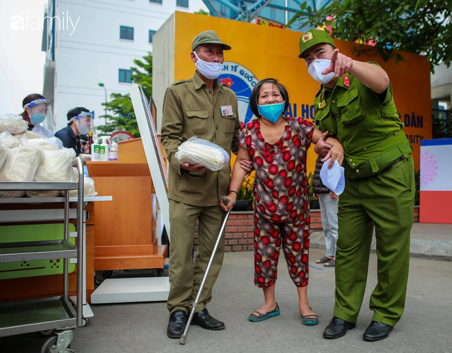 Vẫn là những tấm lòng hảo tâm trong mùa dịch, nhưng điểm phát gạo miễn phí này lại có cách làm mới lạ giúp món quà nhỏ ý nghĩa đến được đúng tay người cần - Ảnh 9.