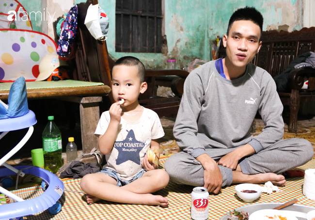 Đôi ba ngày trông con hộ vợ khiến không ít anh chồng &quot;stress hơn cả đi làm&quot;: Tay gõ bàn phím, tay buộc tóc cho con mới biết việc chăm con chưa bao giờ là dễ dàng - Ảnh 7.