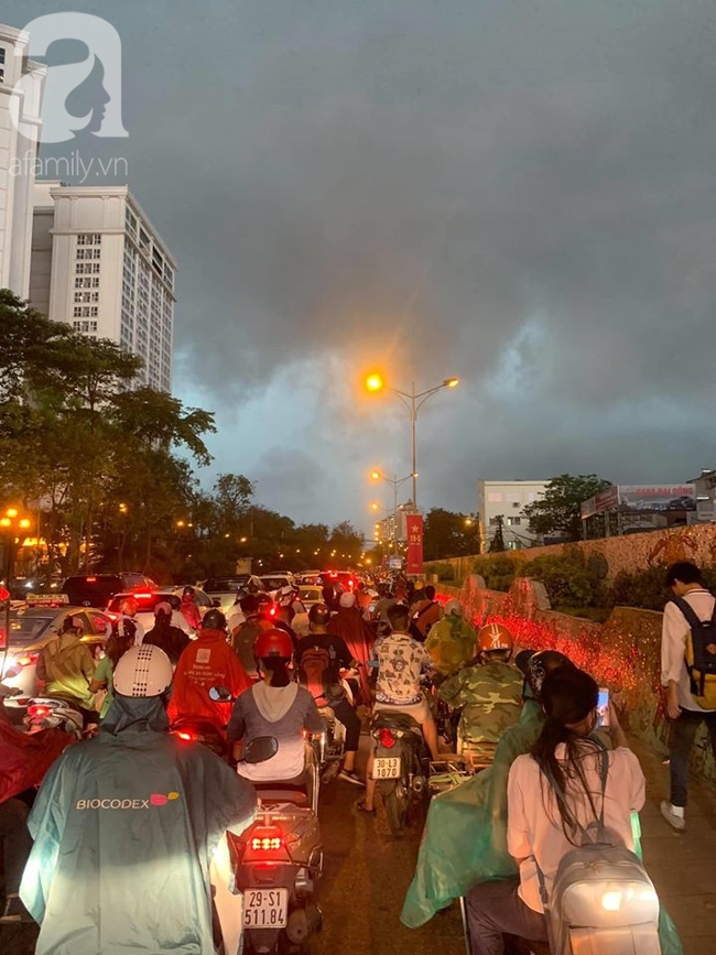 Hà Nội: Cơn giông lớn thổi bay tấm biển trên nóc nhà dân - Ảnh 2.