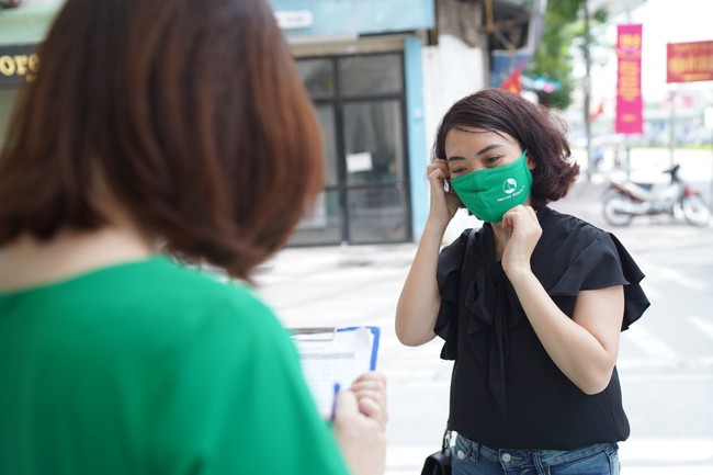 Hệ thống thẩm mỹ Thu C&uacute;c ph&aacute;t miễn ph&iacute; hơn 15 ngh&igrave;n khẩu trang vải - Ảnh 2.