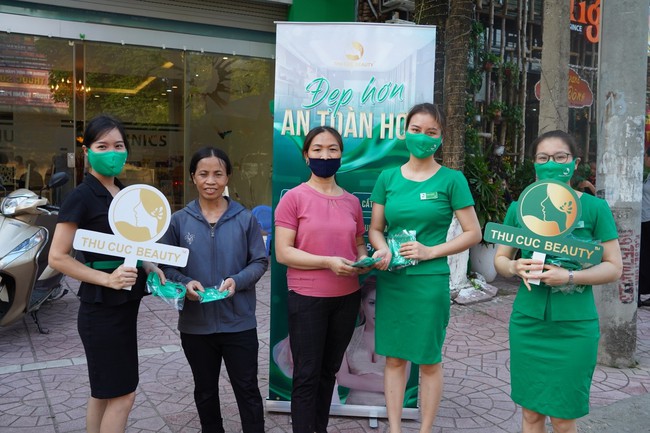 Hệ thống thẩm mỹ Thu C&uacute;c ph&aacute;t miễn ph&iacute; hơn 15 ngh&igrave;n khẩu trang vải - Ảnh 2.