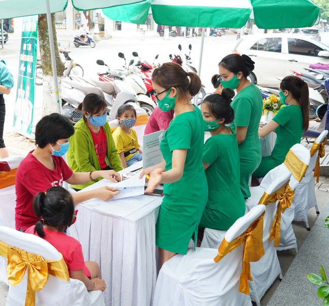 Hệ thống thẩm mỹ Thu C&uacute;c ph&aacute;t miễn ph&iacute; hơn 15 ngh&igrave;n khẩu trang vải - Ảnh 4.