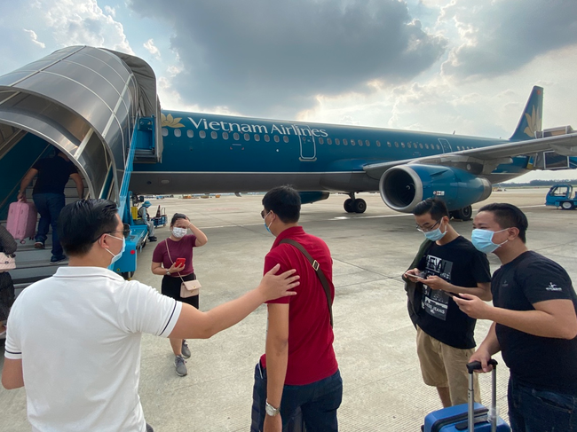 Việt Nam công bố 4 ca nhiễm COVID-19 mới, trong đó có 2 tiếp viên Vietnam Airlines - Ảnh 1.