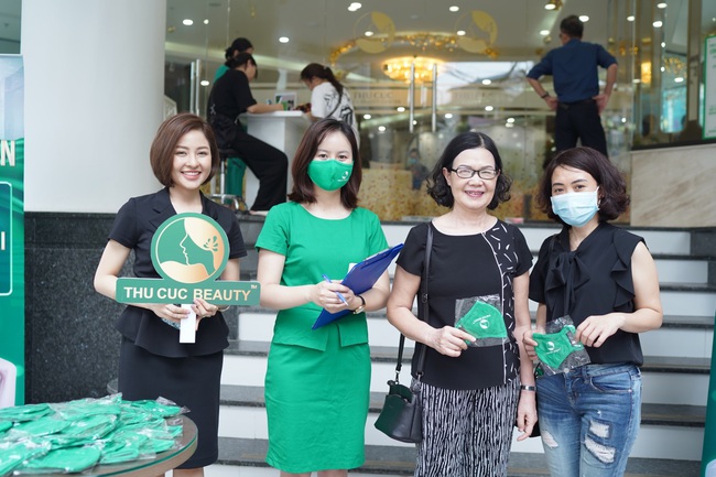 Hệ thống thẩm mỹ Thu C&uacute;c ph&aacute;t miễn ph&iacute; hơn 15 ngh&igrave;n khẩu trang vải - Ảnh 1.