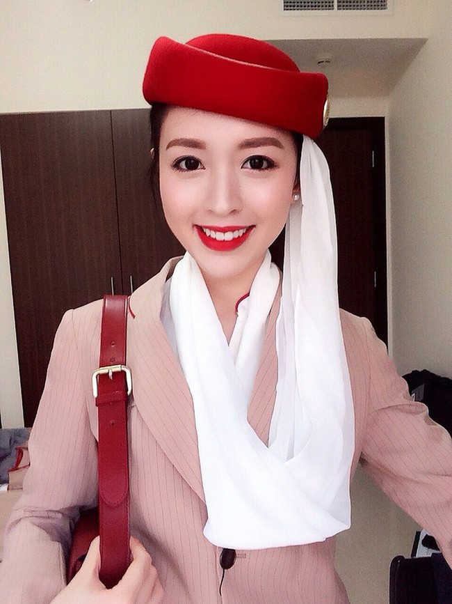 Hé lộ công dụng bí mật đằng sau tấm khăn dải lụa đính trên mũ của bộ đồng phục nữ tiếp viên hàng không đẹp nhất thế giới - Ảnh 4.