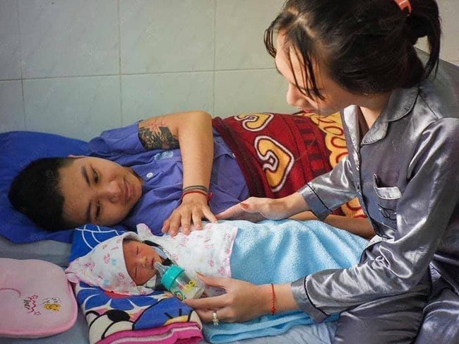Những hình ảnh hiếm hoi lộ diện về em bé mà &quot;người đàn ông Việt Nam đầu tiên mang bầu&quot; sinh ra - Ảnh 5.