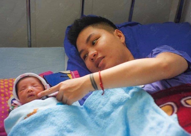 Những hình ảnh hiếm hoi lộ diện về em bé mà &quot;người đàn ông Việt Nam đầu tiên mang bầu&quot; sinh ra - Ảnh 3.