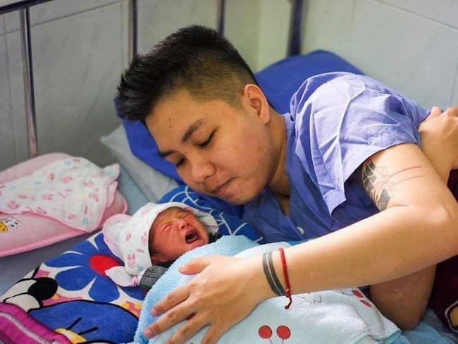 Những hình ảnh hiếm hoi lộ diện về em bé mà &quot;người đàn ông Việt Nam đầu tiên mang bầu&quot; sinh ra - Ảnh 4.