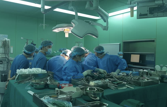 Ghép tạng xuyên Việt: 2 lá gan vận chuyển từ Hà Nội cứu bệnh nhân tại TP.HCM thoát cửa tử trong đêm - Ảnh 2. Ghép tạng xuyên Việt: 2 lá gan vận chuyển từ Hà Nội cứu bệnh nhân tại TP.HCM thoát cửa tử trong đêm - Ảnh 2.