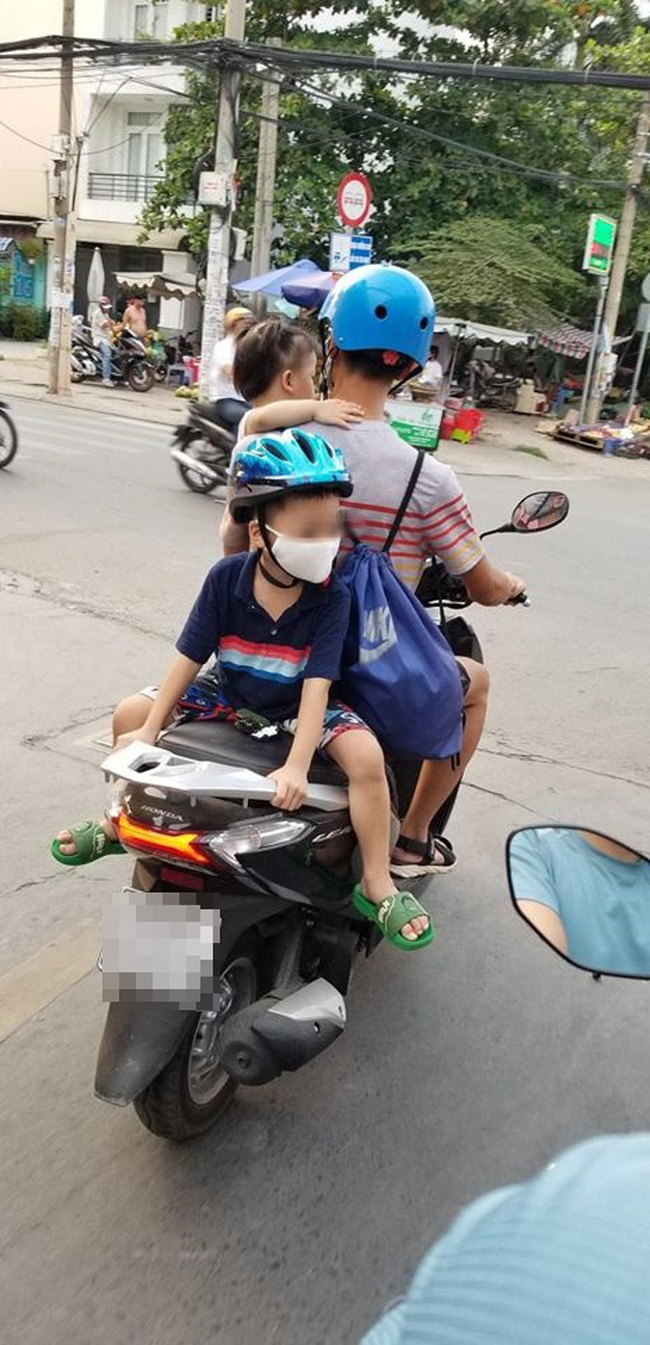 Bố chở con đi chơi bằng xe máy, nhưng vị trí ngồi của 2 đứa nhỏ khiến cả khu phố bất an - Ảnh 2.