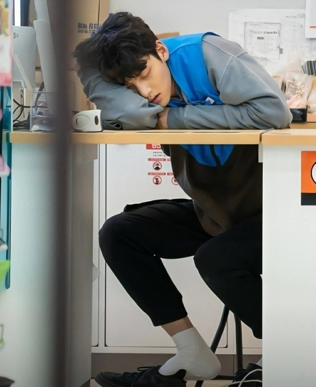 Ji Chang Wook xuất hiện với hình ảnh lạ lẫm, mặt mũi bơ phờ vì thiếu ngủ nhưng nhìn kỹ vẫn đẹp trai siêu cấp - Ảnh 2.