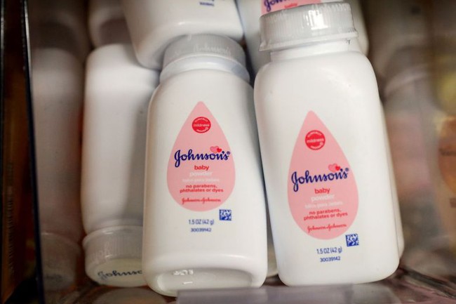 Người tiêu dùng khỏi kiện Tập đoàn Johnson & Johnson vì nghi ngờ trong phấn rôm Johnson Baby Powder có chứa chất ung thư - Ảnh 1.