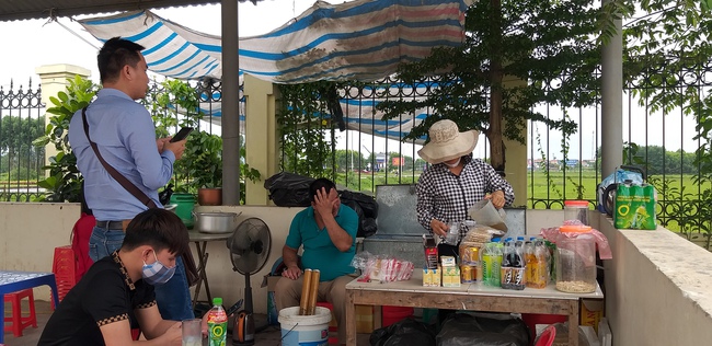 Người bán hàng trong sân tòa án nhân dân tỉnh Bắc Giang kể lại lúc cháu bé bị bỏ rơi