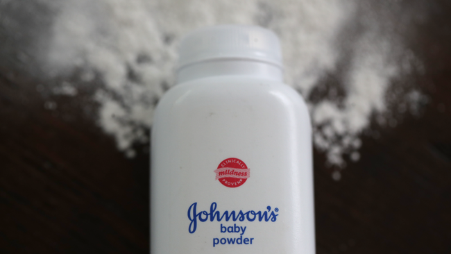Người tiêu dùng khỏi kiện Tập đoàn Johnson & Johnson vì nghi ngờ trong phấn rôm Johnson Baby Powder có chứa chất ung thư - Ảnh 2.
