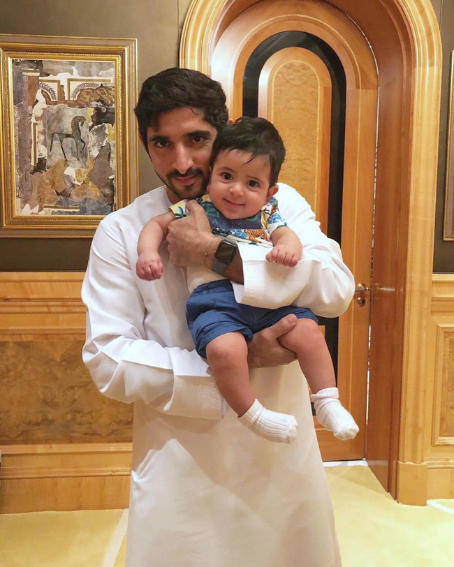 Thái tử đẹp nhất Dubai dính nghi án đã có con khi chia sẻ tấm hình bế một bé trai kháu khỉnh gây sốt cộng đồng mạng - Ảnh 2.