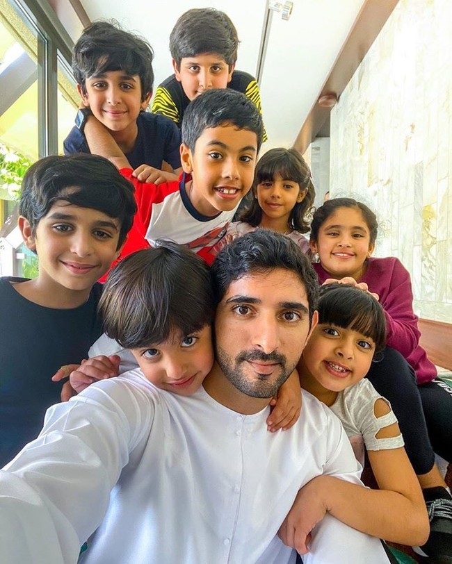 Thái tử đẹp nhất Dubai dính nghi án đã có con khi chia sẻ tấm hình bế một bé trai kháu khỉnh gây sốt cộng đồng mạng - Ảnh 3.