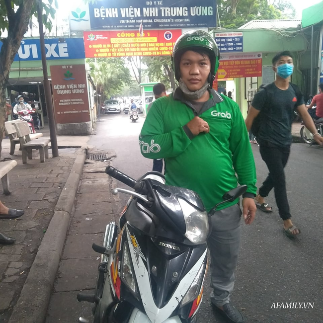 Người đàn ông chỉ còn một tay vẫn chạy Grab kiếm tiền chữa bệnh cho hai đứa con thơ cùng mắc bệnh hiểm nghèo  - Ảnh 1.