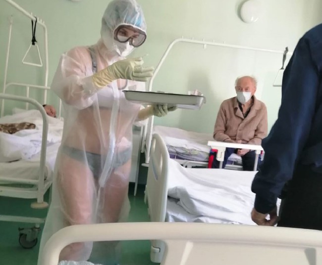 Nữ y tá Nga gây bão mạng vì mặc bikini dưới đồ bảo hộ, cư dân mạng chia làm 2 phe người khen kẻ chê tranh cãi quyết liệt - Ảnh 1.