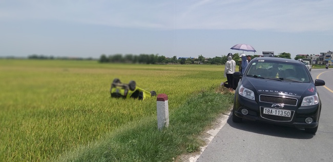 Nam Định: Hốt hoảng chiếc xe ô tô con nát bét lật ngửa dưới ruộng - Ảnh 2.