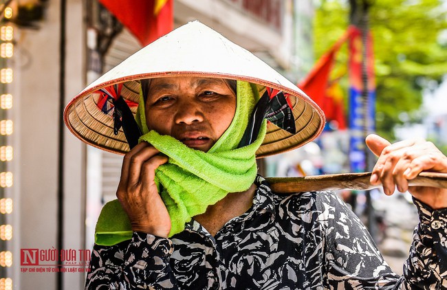 Hà Nội: Nóng đỉnh điểm hơn 44 độ C, đường phố bốc hơi xuất hiện ảo ảnh - Ảnh 13.